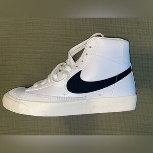 Nike White Sneakers Blazer Mid 77 women’s size 8.5 NWT